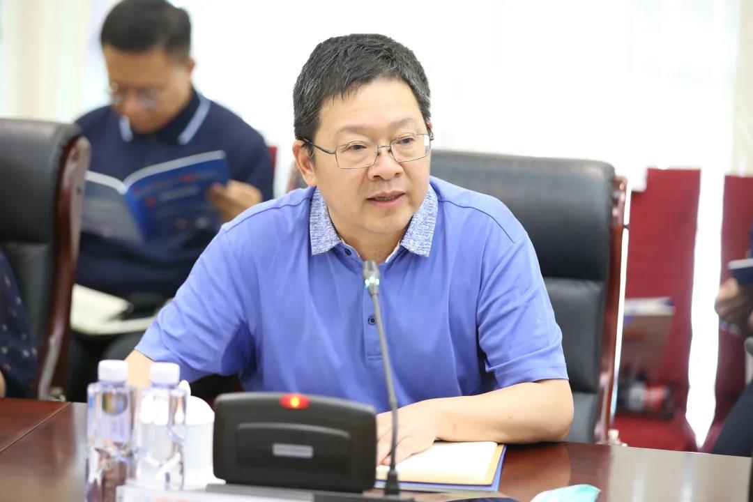 中國電子信息博覽會負責人、中國電子器材有限公司總經(jīng)理陳雯海主持